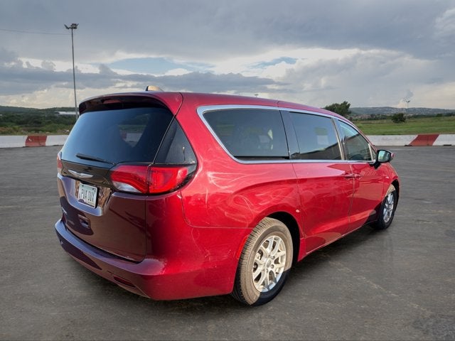 2022 Chrysler Voyager LX